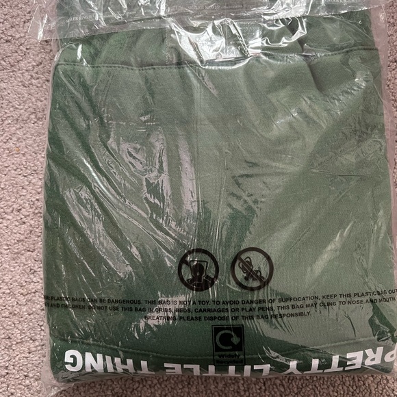 PRETTYLITTLETHING Forest Green Oversized Graphic Print Pocket Front Hoodie S NEW - Picture 6 of 7